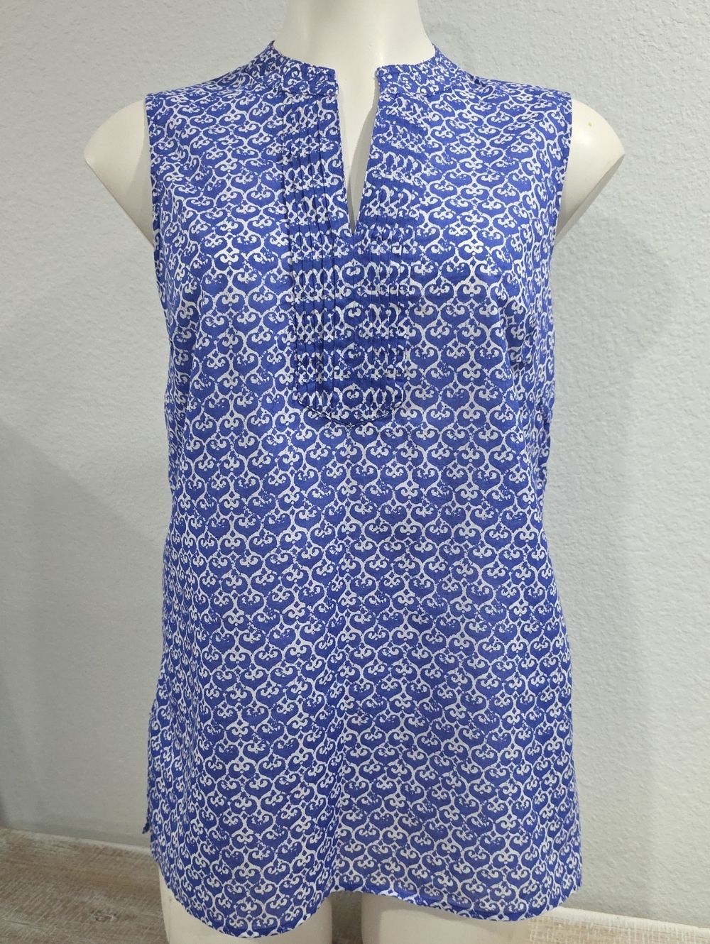 TALBOTS Sleeveless Split Neck Top